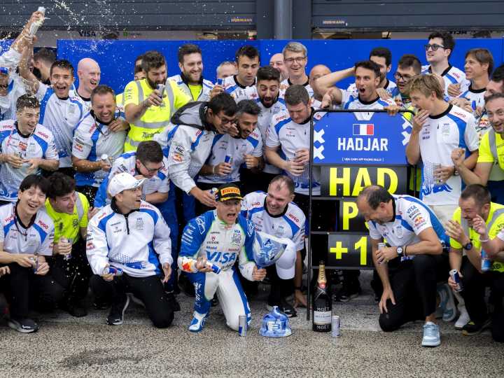 El blooper de Isack Hadjar en la tarde más feliz de su carrera: rompió el trofeo, tras conseguir su primer podio en la F1