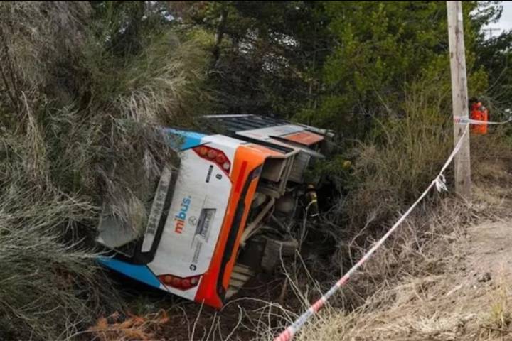 Se desmayó un chofer de colectivo en pleno viaje por Bariloche y volcó: reportaron varios heridos