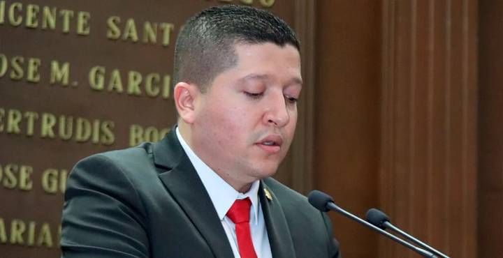 Presenta Vicente Gómez 22 iniciativas en segundo período del primer año legislativo