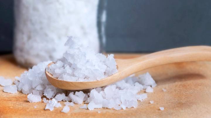 El truco que no conocías para evitar que la sal se humedezca