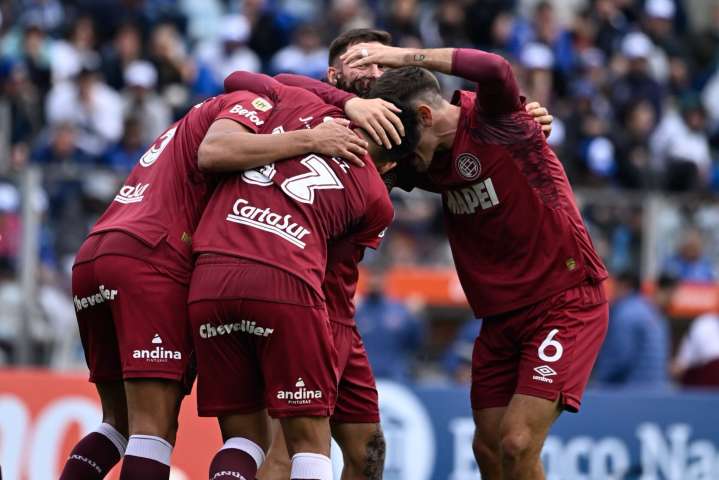 Lanús lo dio vuelta y venció a Gimnasia en el Bosque para subirse a la punta de la Zona B