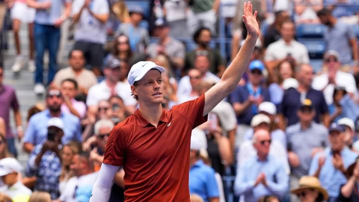 Wimbledon champions Sinner, Swiatek get off to good starts at US Open
