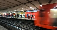 Auxilian oficiales de la PBI a una mujer en labor de parto en la estación del Metro La Raza