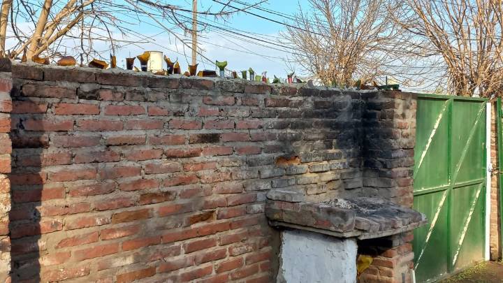 Una mujer denunció que intentaron atacarla a cuchillazos mientras llevaba a su hijo en brazos