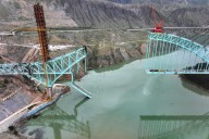 Derrumbe de un puente en China deja al menos 12 trabajadores muertos