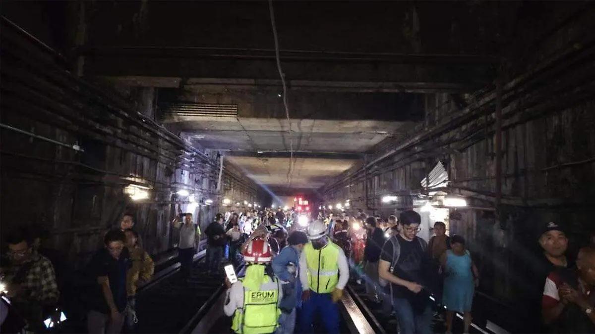 ¿Qué pasó en Línea 2 del Metro? Tarde de caos deja desalojo de usuarios en Pino Suárez