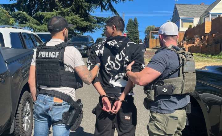Capturan a recluso que escapó mientras era trasladado en aeropuerto de Seattle