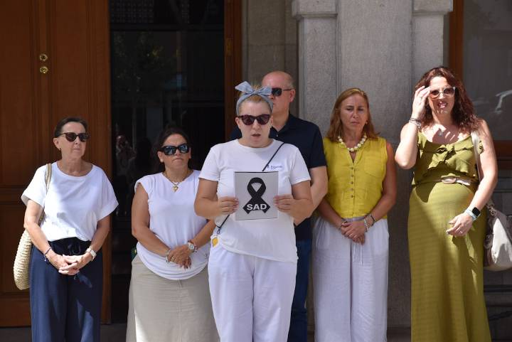 Albolote guarda un minuto de silencio por el asesinato de Teresa de Jesús, auxiliar de ayuda a domicilio