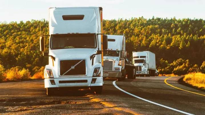 EE.UU. suspende visas de trabajo para conductores extranjeros de camiones