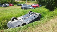 La sorprendente estampa de Barro (Llanes): un coche aparece totalmente volcado en un parking junto a la playa