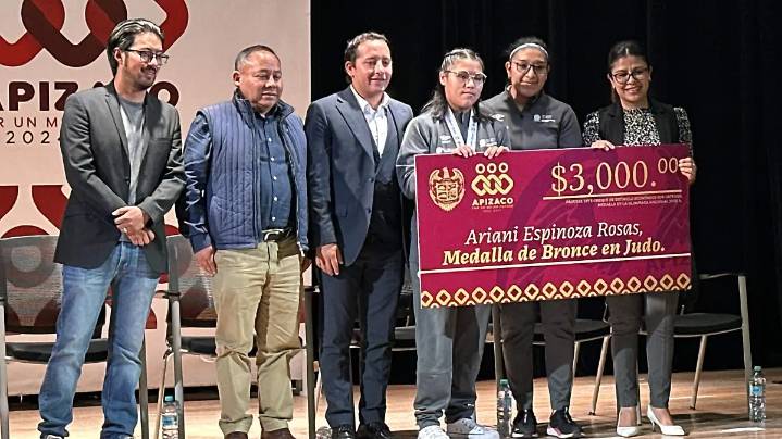 Reconocen en Apizaco a medallistas de la Olimpiada Nacional 2025