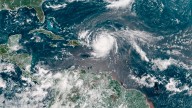 El huracán Erin golpea el Caribe y amenaza la costa este de Estados Unidos