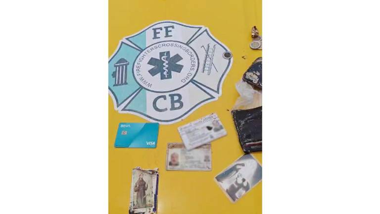 Bomberos de Elota recuperan pertenencias de familia fallecida en accidente en la Culiacán