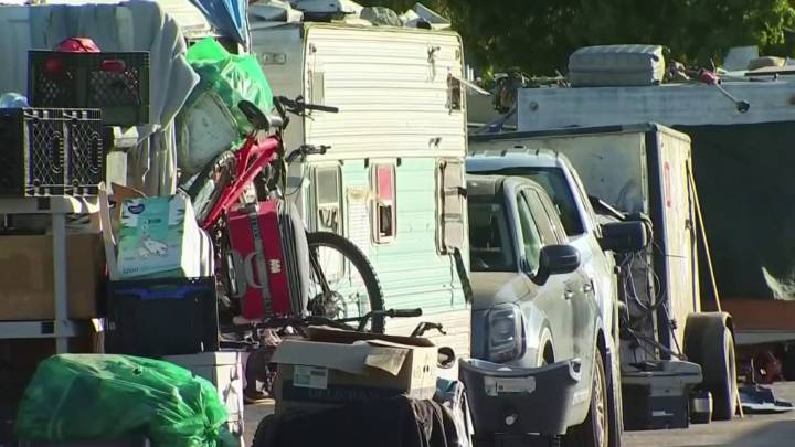 Comienza desalojo de campamento más grande en San José – Telemundo Area de la Bahía 48