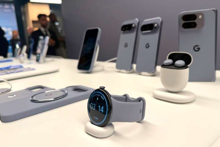 Google presenta sus nuevos teléfonos Pixel 10 y se burla de la IA y las cámaras de Apple