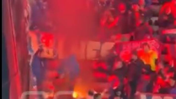 Mira imágenes de los graves incidentes que protagoniza la barra de la U en el estadio de Independiente en Argentina Lanzaron proyectiles, le prendieron fuego a las butacas.