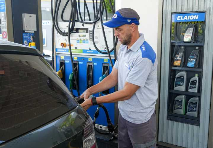 El Gobierno oficializó aumentos en los impuestos a los combustibles y se vienen más subas de las naftas