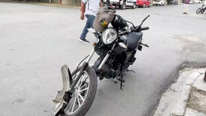 Motociclista queda lesionado tras derrapar y chocar contra auto