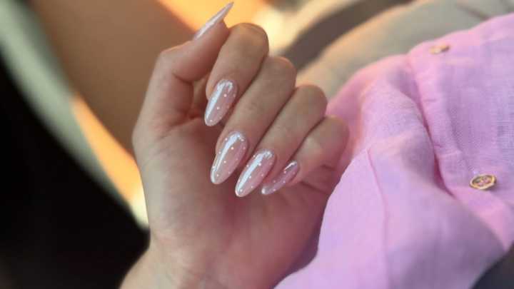 Tendencias de uñas otoño 2025: 8 maneras de usar el manicure con lunares