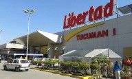 Violenta pelea en la puerta del hiper Libertad del Acceso Norte: atacaron a supuestos ladrones