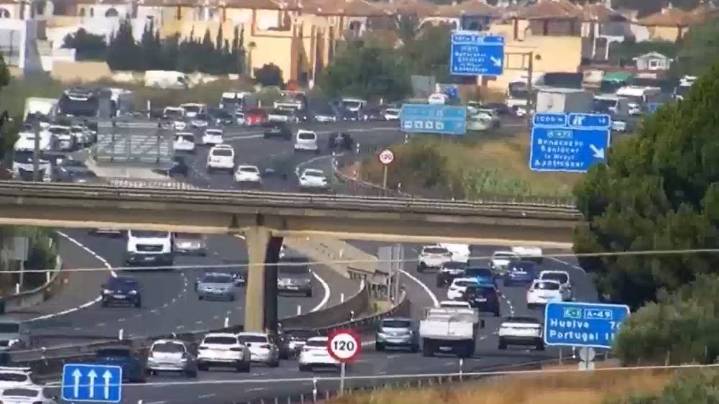 Un aparatoso accidente en la A-49 deja dos kilómetros de retenciones en sentido Sevilla