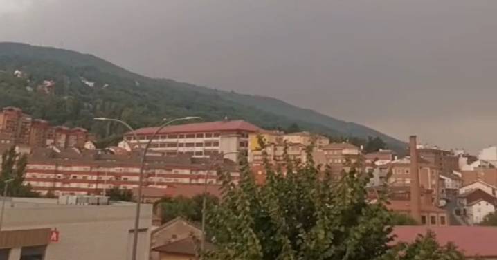 Una capa de ceniza cubre el cielo de Béjar tras los incendios del norte de Cáceres