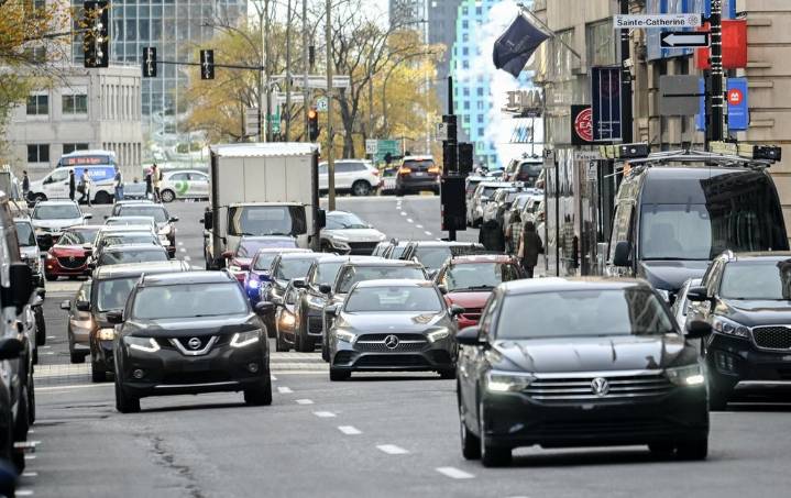 More Canadians commuting as remote work decline, hybrid workers on-site more often – Winnipeg Free Press