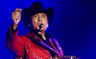 Jorge Hernández, vocalista de Los Tigres del Norte, se recupera tras sufrir caída en pleno concierto