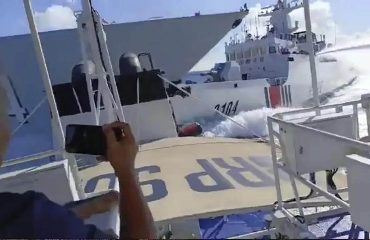 Dos barcos chinos chocan mientras perseguían y lanzaban cañones de agua a un patrullero filipino
