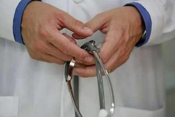 Investigan a médicos por estafa con cirugías falsas: allanamientos en una clínica y domicilios