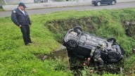 Poblano abandona su vehículo tras caer a una cuneta de la Recta a Cholula