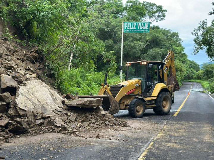 Atienden derrumbe en carretera Minatitlán