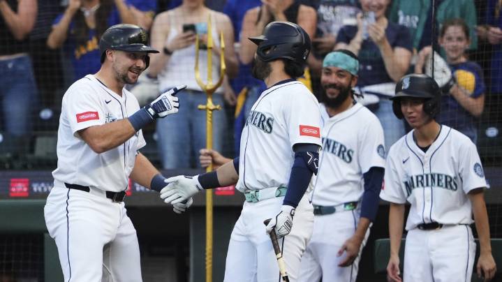 Cal Raleigh hits 50th homer, joining Mickey Mantle as switch