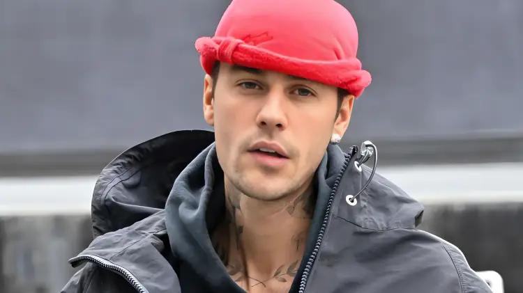 Justin Bieber enciende redes con fotos en ropa interior y botas militares