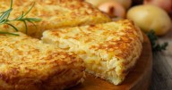 Tortilla de patata con salsa: la receta de las abuelas que es sabrosa, económica y fácil de preparar