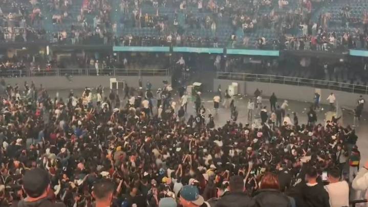 Cancelan concierto en el Movistar Arena por pelea entre barras que dejaron un muerto