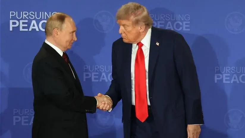 Vladímir Putin espera con ayuda de Donald Trump acabar la guerra y apoya garantías de seguridad a Ucrania