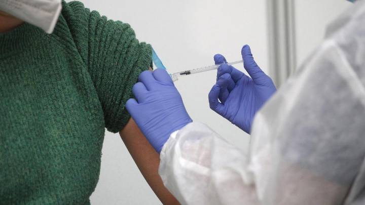 Sanidad sube a 70 años la edad recomendada para vacunarse de la covid, Catalunya la mantiene en 60