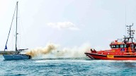 Bomberos y Policía Local actúan en el incendio de un velero en Formentera