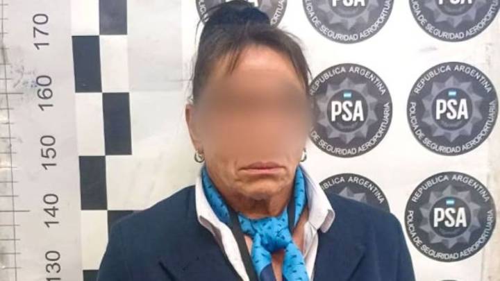 Contrabando millonario: detienen a una azafata de Aerolíneas Argentinas Durante un control rutinario, los efectivos de la Policía de Seguridad Aeroportuaria hallaron que intentaba sacar del país la me