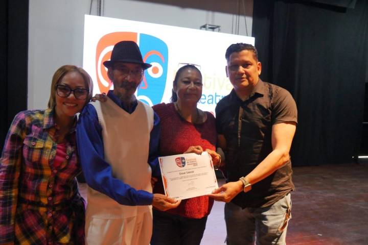 Entregan reconocimiento al maestro Oscar Salazar en Festival de Teatro en Monagas