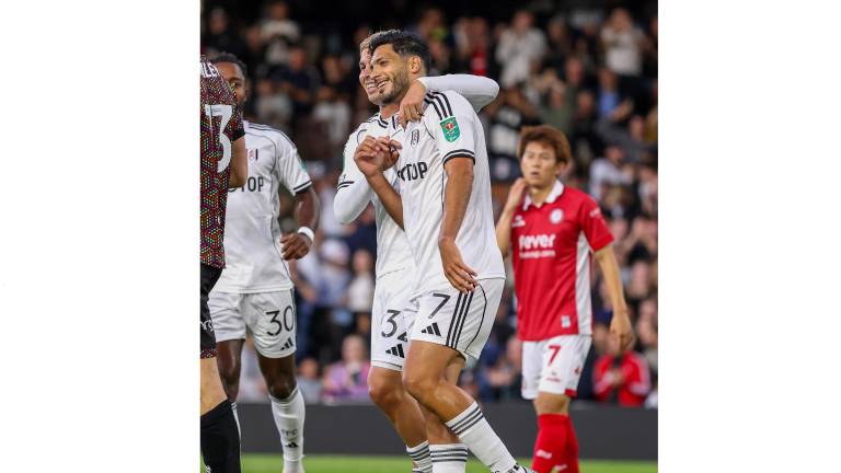 Raúl Jiménez rompe la sequía y guía al Fulham en la EFL Cup