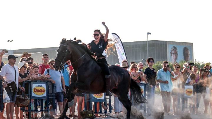 Las populares carreras de caballos de Pinedo (Valencia) que reúnen cada verano a miles de asistentes