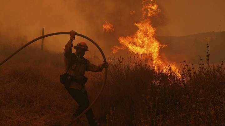 Fast-growing brush fire forces thousands to evacuate north of Los Angeles