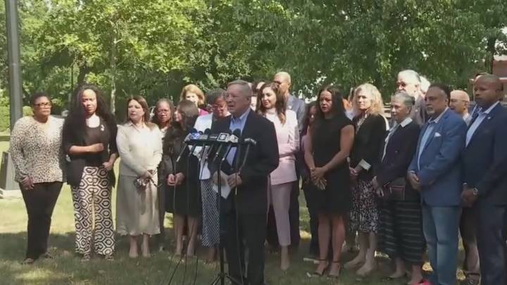 Texas Democrats remain in Illinois amid redistricting fight