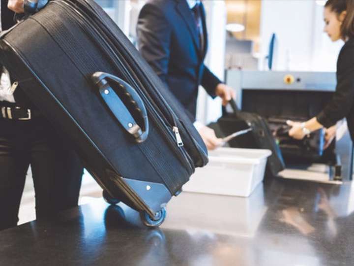 No podrán viajar más en avión: prohíben llevar tres artículos de uso personal en el equipaje