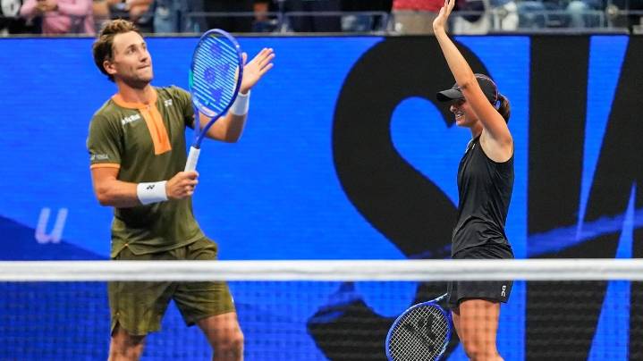 Swiatek and Ruud meet defending champs Errani and Vavassori in US Open mixed doubles final