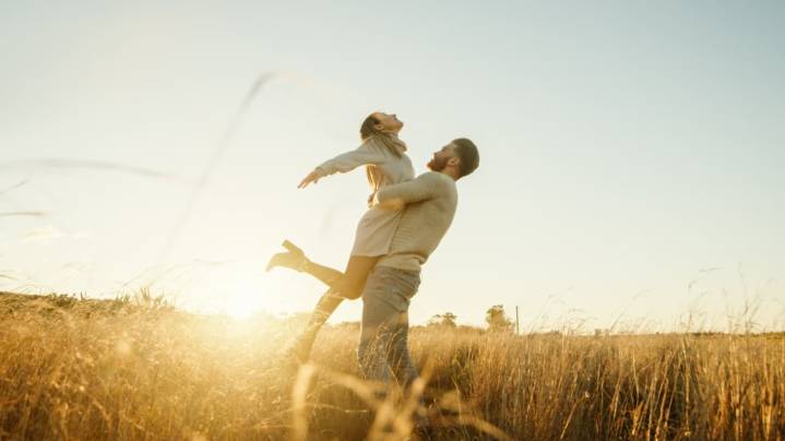 Un psicólogo lo tiene claro: qué significa no ser romántico en una pareja