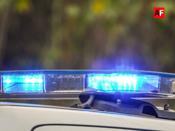 Balean fachada de vivienda en San Pedrito, Manzanillo; sólo daños materiales
