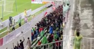 ¡Insólito! Futbolista celebra un gol, salta una barda y cae al vacío (VIDEO)